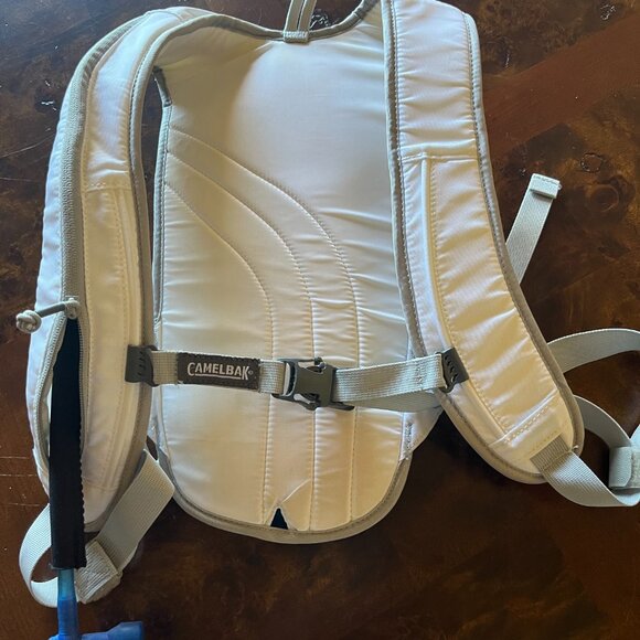 Small Cold Weather Women's White Camelbak Hydration Pack - Picture 3 of 5